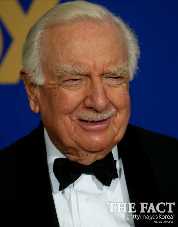 지난 2003년 미국 제55회 에미상에 참석한 월터 크롱카이트. 월터 크롱카이트는 미국에서 가장 신뢰받는 공인이자 세기의 앵커맨이라는 수식어가 붙은 언론인이다. /LA(미국)=게티이미지