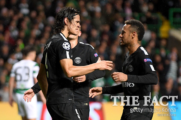 [챔피언스리그] 맨유·첼시·바르셀로나·PSG 2연승. 28일(한국시간) 열린 UEFA 챔피언스리그에서 나란히 득점에 성공한 파리생제르맹의 카바니(왼쪽)와 네이마르가 기쁨을 나누고 있다. /게티이미지