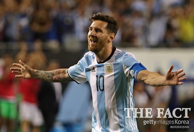 아르헨티나, 에콰도르 꺾고 러시아 월드컵 본선 진출. 아르헨티나가 메시의 활약을 앞세워 에콰도르를 물리치고 남미예선 3위로 2018 러시아 월드컵 본선 진출 티켓을 거머쥐었다. /게티이미지