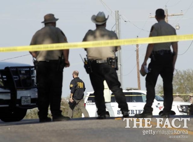 텍사스 교회 총기 난사 사고. 미국 텍사스 주 샌안토니오 인근 서덜랜드 스프링의 한 교회에서 5일(현지시간) 총기난사 사고가 발생해 최소 27명이 숨졌다. /게티이미지