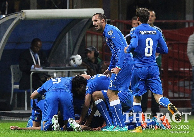 이탈리아 선수들이 2014년 11월 열린 크로아티아와 유로 2016 예선 홈경기에서 선제골을 넣은 뒤 기뻐하고 있다. / 게티이미지코리아