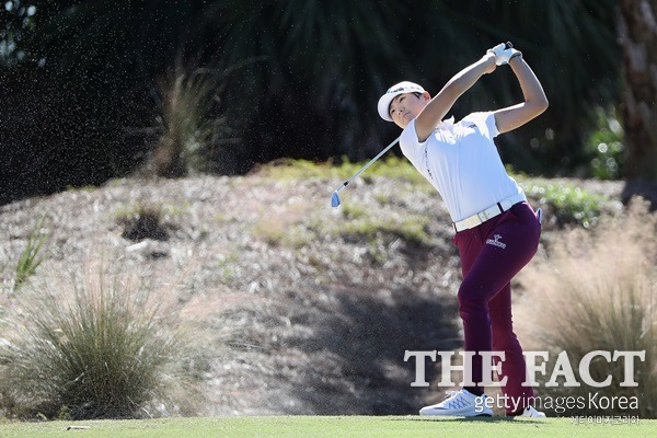 2017 LPGA 신인상을 수상한 박성현이 18일 LPGA투어 마지막 대회인 CME그룹 투어 챔피언십 2라운드에서 7언더파를 몰아쳐 단독 선두를 기록, 39년 만에 4관왕 정복 가능성을 밝히며 보너스 100만 달러를 거머쥘 수 있는 황금찬스를 잡았다. / 게티이미지코리아