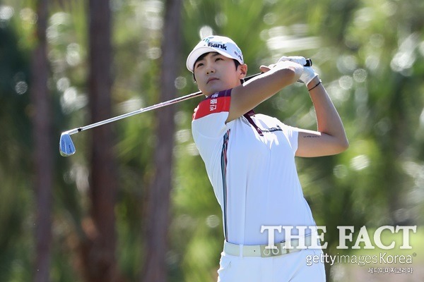 2017 LPGA 신인왕을 거머쥔 박성현은 CME 그룹투어챔피언십 3라운드의 부진으로 전관왕 석권 야망에 먹구름이 드리워졌으나 마지막 4라운드에서 선전을 다짐하고 있다. 사진은 3라운드에서 티샷의 난조에도 불구하고 안정된 아이언샷을 하는 모습. / 게티이미지코리아