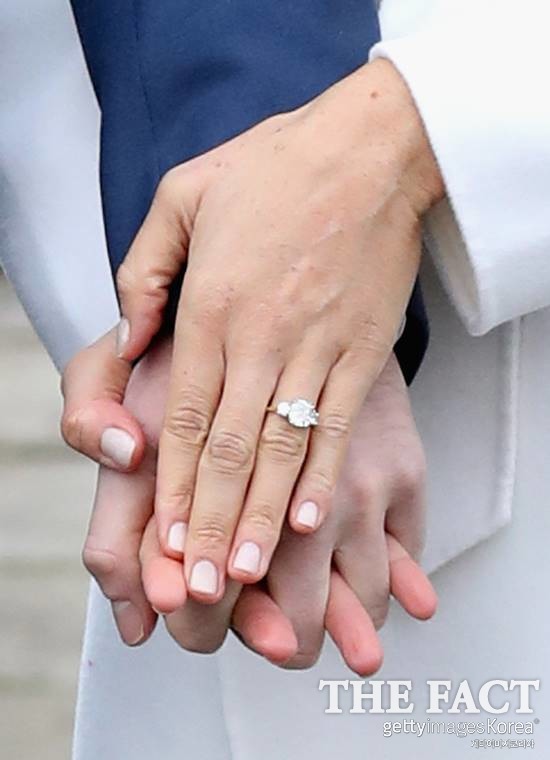 반지 낀 메건 마크리. 해리 왕자와 내년 봄 결혼할 메건 마크리는 이혼한 전력이 있어 눈길을 끈다. 그는 지난 2011년 트레버 엥겔슨 감독과 결혼했지만 3년 만에 파경을 맞았다. /런던(영국)=게티이미지