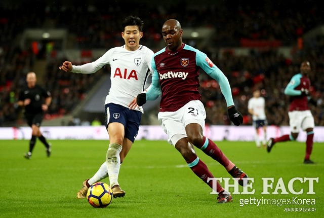 5일 웨스트햄전에서 팀 최고 평점을 받은 손흥민이 상대 선수와 볼을 다투고 있다./ 게티이미지코리아