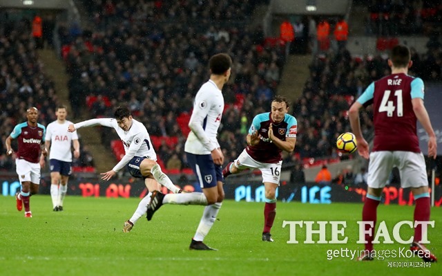 5일 손흥민이 0-1로 패색이 짙어가던 후반 39분 강력한 중거리슛으로 상대 골문의 오른쪽 모서리를 노리고 있다./ 게티이미지코리아