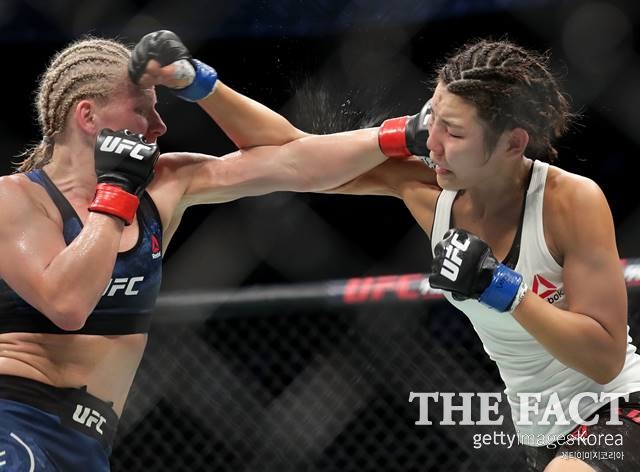 김지연(오른쪽)이 복싱선수에서 UFC 선수로 변신한 김지연이 러시아 킥복서 출신 저스틴 키시를 상대로 판정승을 거뒀다. /샬럿(미국)=게티이미지