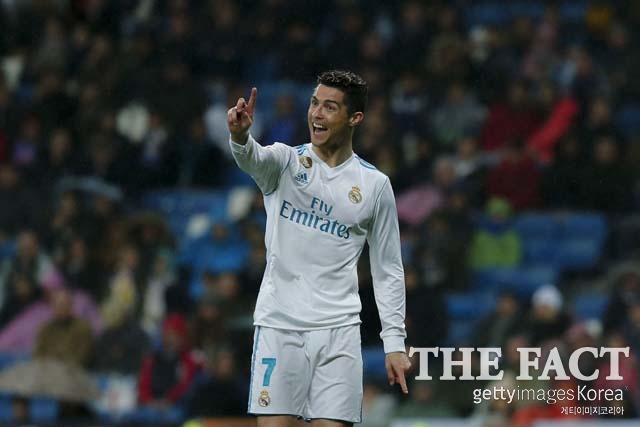 레알 마드리드, 챔피언스리그 8강 선착. 레알 마드리드가 7일 파리 생제르맹과 경기에서 호날두의 선제골에 힘입어 3-2로 이기며 UEFA 챔피언스리그 8강 진출권을 손에 쥐었다. /파르크 데 프랭스(파리)=게티이미지