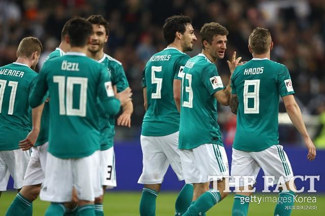 독일, 스페인 벽 못 넘었다! 독일 선수들이 24일 스페인과 경기에서 토마스 뮐러(오른쪽에서 두 번째)의 동점골이 터진 뒤 기뻐하고 있다. 독일은 한국과 2018 러시아 월드컵 조별리그 F조 3차전에서 격돌한다. /에스프리트아레나(뒤셀도르프)=게티이미지