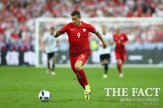 신태용호, 레반도프스키를 막아라! 신태용호 수비수들이 세계적인 공격수 레반도프스키를 어떻게 막으냐가 한국-폴란드전 승부의 관건이다. /게티이미지