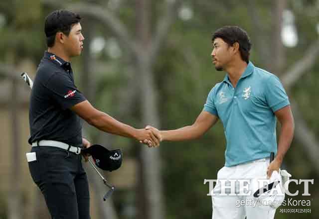 16일(한국시간) 열린 PGA투어 RBC 헤리티지에서 연장 접전 끝에 패한 김시우(왼쪽)가 우승을 차지한 일본의 고다이라 사토시와 악수를 나누고 있다. /하버타운=게티이미지