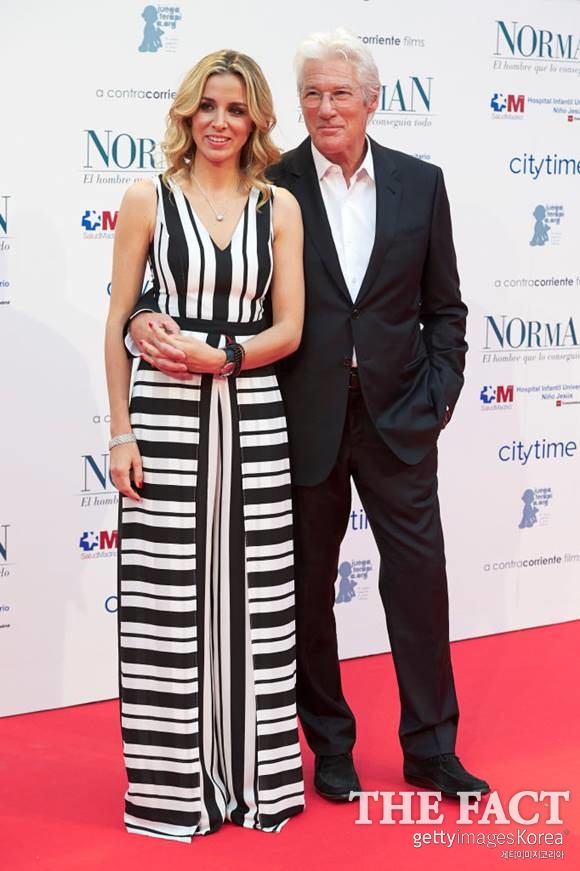 리차드 기어(오른쪽)와 알레한드라 실바가 오는 5월 5일 미국 워싱턴 D.C.에서 백년가약을 맺는다. 지난해 5월 스페인 마드리드에서 열린 행사에 참석한 리차드 기어와 알레한드라 실바. /마드리드(스페인)=게티이미지