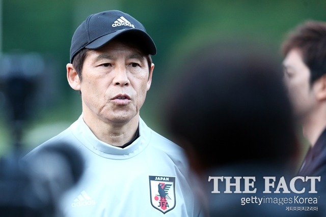 니시노 아키라(왼쪽) 일본 축구국가대표팀 감독은 30일 가나와 평가전에서 스리백을 실험하겠다고 밝혔다. /게티이미지