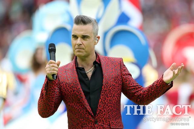 세계적인 팝가수 로비 윌리엄스가 러시아 월드컵 개막식 축하공연 도중 손가락 욕설을 해 구설수에 올랐다. /모스크바(러시아)=게티이미지코리아