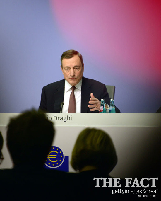 유럽중앙은행(ECB) 마리오 드라기 총재가 14일(현지 시간) 양적 완화를 종료할 계획을 발표하자 코스피가 하락했다. /게티이미지코리아