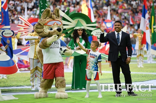 호나우두(오른쪽)가 2018 러시아 월드컵 개막식에 참가해 손을 흔들고 있다. 호나우두는 조국 브라질의 16년만의 월드컵 우승을 기대하고 있다. /모스크바=게티이미지