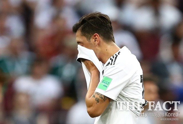 독일 대표팀의 에이스 외질이 2018 러시아 월드컵 멕시코와 조별리그 첫  경기 패배 후 얼굴을 감싼 채 괴로워 하고 있다. /러시아=게티이미지