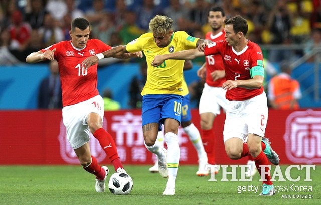 브라질-스위스 접전. 네이마르(가운데)는 후반전에 적극적으로 골 찬스를 노렸지만 결국 득점에 모두 실패했다. /로스토프(러시아)=게티이미지