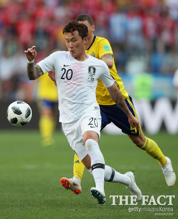 드리블하고 있는 장현수(앞). /니즈니노브고로드(러시아)=게티이미지