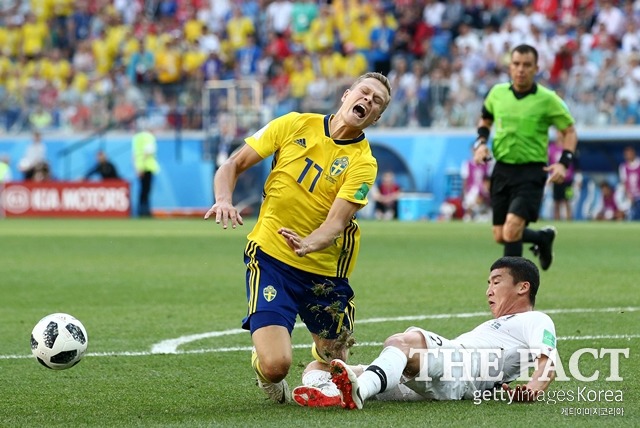 18일(한국시간) 열린 스웨덴과 2018 러시아 월드컵 F조 1차전에서 한국의 수비수 김민우(아래)가 스웨덴 공격수 빅토르 클라에손에게 태클을 하고 있다. /게티이미지