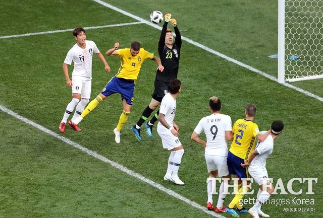 신태용호는 스웨덴가 경기에서 조현우(왼쪽에서 세 번째 23번)의 신들린 선방으로 전반전을 0-0으로 마쳤으나, 후반전 페널티킥 실점을 내주며 패배의 쓴 잔을 들었다. /니즈니 노브고로드(러시아)=게티이미지
