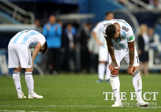 크로아티아에 0-3으로 패한 아르헨티나 선수들이 고개를 숙인 채 좌절하고 있다. /게티이미지