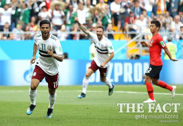 카를로스 벨라(왼쪽)가 24일 한국과 2018 러시아 월드컵 조별리그 2차전에서 선제골 득점 후 기뻐하고 있다. /러시아=게티이미지