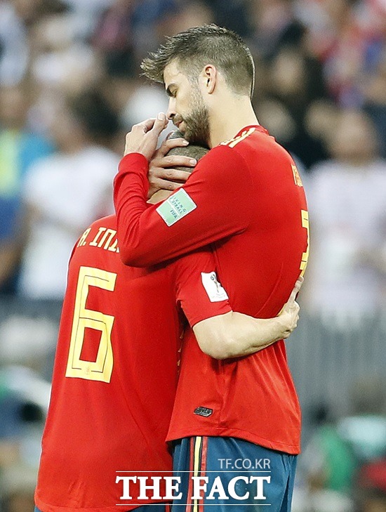2일(한국시간) 열린 러시아와 2018 러시아 월드컵 16강에서 패한 스페인의 헤라르드 피케(오른쪽)와 안드레스 이니에스타가 포옹을 나누며 아쉬워 하고 있다. /러시아=뉴시스