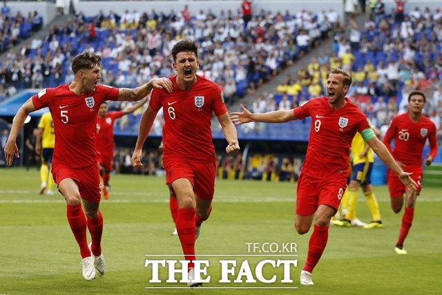 8일 열린 2018 러시아 월드컵 8강전에서 잉글랜드의 해리 매과이어(가운데)가 스웨덴을 상대로 선제골을 기록한 뒤 기뻐하고 있다. /사마라(러시아)=AP.뉴시스