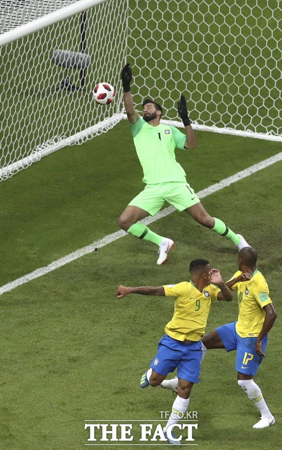 7일(한국시간) 열린 브라질과 벨기에의 러시아 월드컵 8강에서 페르난지뉴(오른쪽) 팔에 맞은 볼이 알리송 베커(뒤) 골키퍼를 지나 브라질 골문으로 빨려 들어가고 있다. /사진=뉴시스