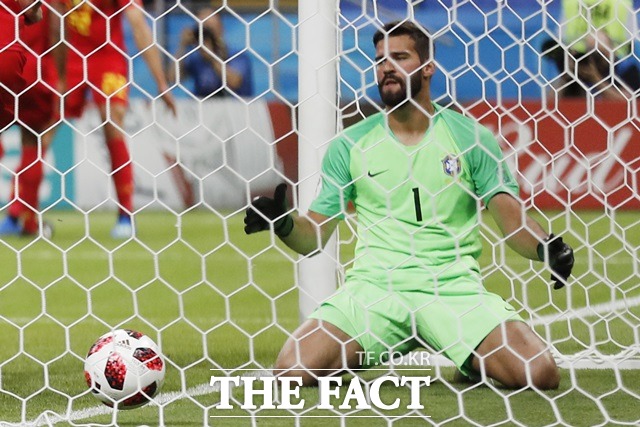 브라질의 골키퍼 알리송 베커(사진)가 7일(한국시간) 벨기에와 러시아 월드컵 8강전에서 페르난지뉴의 자책골 후 망연자실해 하고 있다. /사진=AP.뉴시스