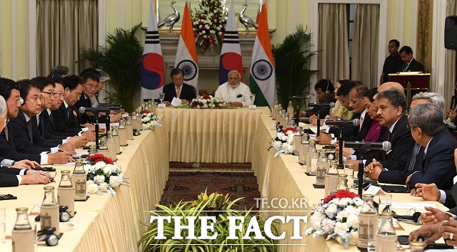 문재인 대통령이 10일 인도 뉴델리에서 대한상공회의소와 인도상의연합회와 공동으로 개최한 한·인도 CEO 라운드테이블에 참석해 한국과 인도 양국의 경제협력 확대와 기업활동 지원에 대한 의지를 드러냈다./사진(인도)=뉴시스