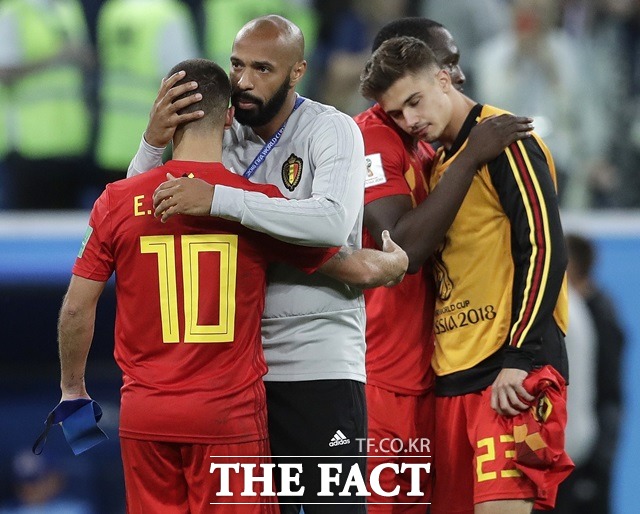 티에리 앙리(가운데 회색 상의) 벨기에 수석 코치가 팀의 에이스 에덴 아자르를 비롯한 선수들을 프랑스와 2018 러시아 월드컵 4강전 패배 후 위로하고 있다. /상트페테르부르크(러시아)=뉴시스