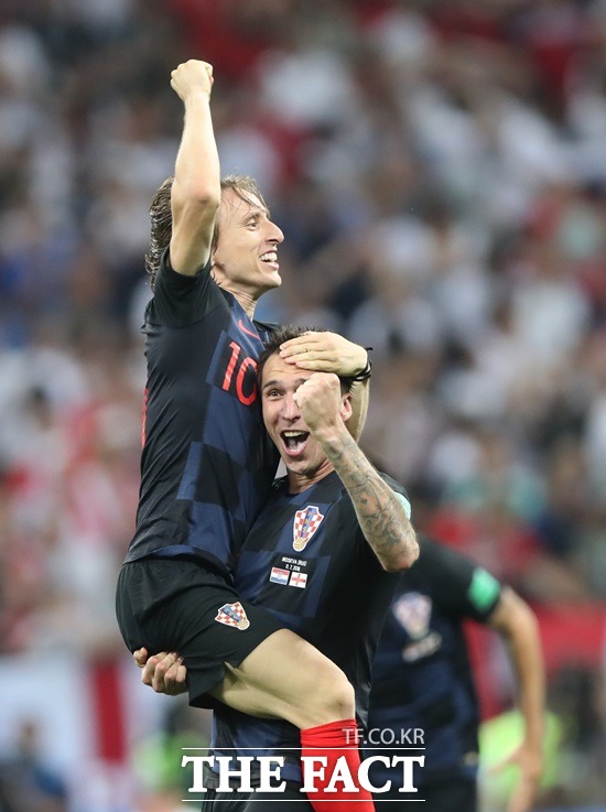 12일(한국시간) 잉글랜드와 2018 러시아 월드컵 4강에서 승리한 크로아티아의 에이스 루카 모드리치(왼쪽)와 마리오 만주키치가 기뻐하고 있다. /모스크바(러시아)=뉴시스