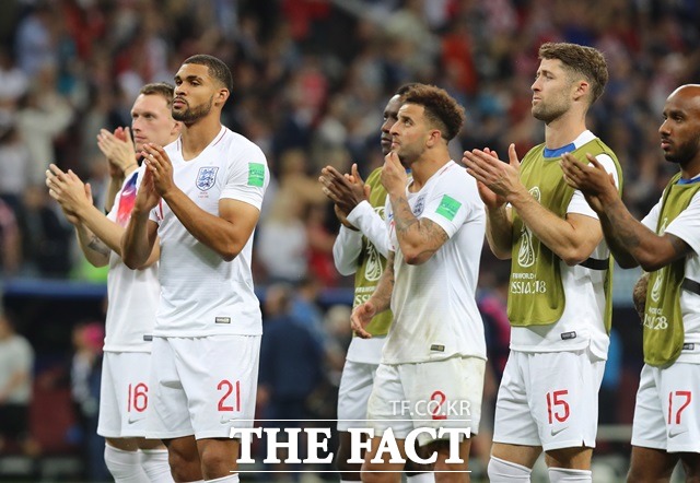잉글랜드 선수들이 12일(한국시간) 잉글랜드-크로아티아 2018 러시아 월드컵 4강전 패배 후 응원해준 관중들의 환호에 박수로 화답하고 있다. /모스크바(러시아)=신화, 뉴시스