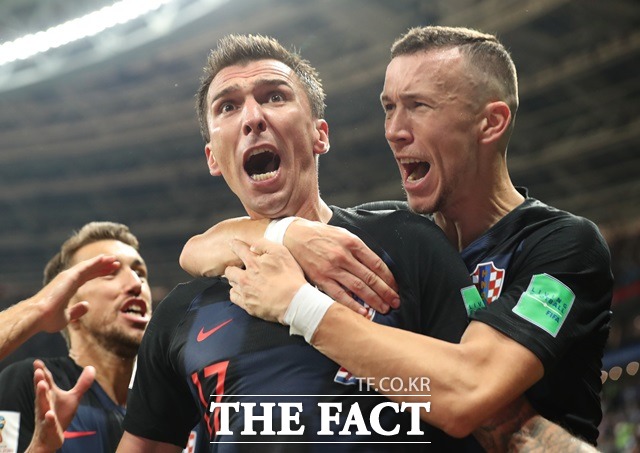 크로아티아의 공격수 마리오 만주키치(가운데)가 12일(한국시간) 열린 잉글랜드와 2018 러시아 월드컵 4강에서 결승골을 넣은 후 기뻐하고 있다. /모스크바(러시아)=신화, 뉴시스