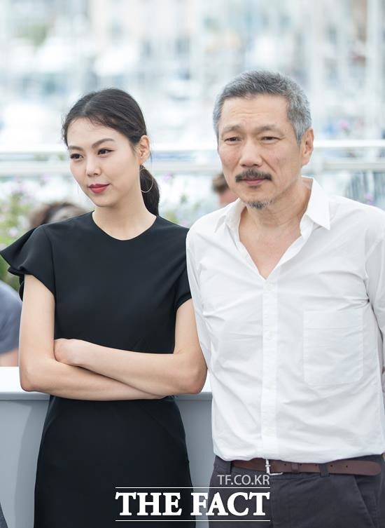 홍상수 감독의 신작 강변호텔(Hotel by The River)이 제71회 로카르노 영화제 국제 경쟁 부문에 진출하면서 김민희와 향후 행보가 다시 부각되고 있다. /칸(프랑스)=신화.뉴시스