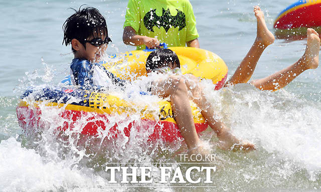 15일 오후 부산 해운대해수욕장을 찾은 어린이들이 시원한 물놀이를 즐기고 있다.    부산에는 지난 11일 폭염주의보가 발령됐다가 12일 경보로 대치돼 나흘 동안 유지되고 있다./해운대(부산)=뉴시스
