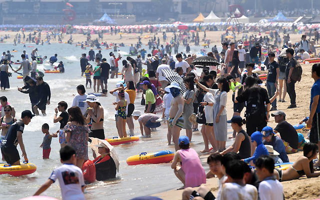 15일 오후 폭염경보가 유지되고 있는 부산 해운대해수욕장에 많은 시민과 관광객들이 몰려와 물놀이를 즐기고 있다./ 해운대(부산)=뉴시스