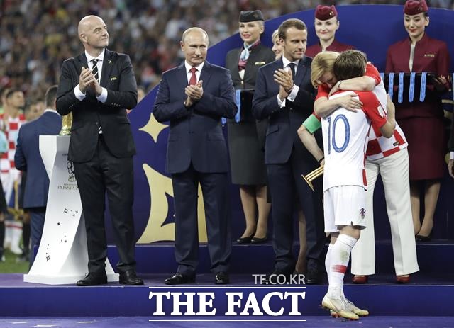 모드리치(오른쪽 10번)가 골든볼을 수상한 후 콜린다 그라바르 키타로비치 크로아티아 대통령과 포옹을 나누고 있다. /모스크바=AP.러시아