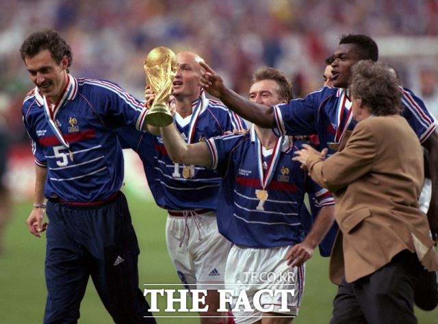 데샹(왼쪽에서 세번째 7번)이 1998 프랑스 월드컵에서 선수로서 우승한 뒤 동료들과 기뻐하는 장면. 데샹은 2018 러시아 월드컵 결승전 프랑스-크로아티아 경기에서 승리하면서 감독으로서도 월드컵 우승의 영광을 안았다. /사진=AP.뉴시스