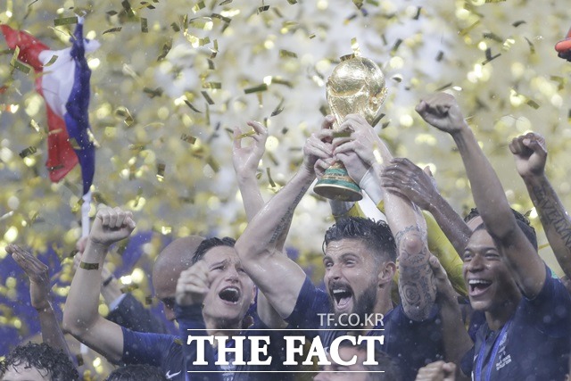 프랑스, 크로아티아 잡고 V 피날레! 2018 러시아 월드컵 우승국 프랑스의 최전방 공격수 올리비에 지루(가운데)가 우승 트로피를 들고 기뻐하고 있다. /모스크바(러시아)=AP.뉴시스