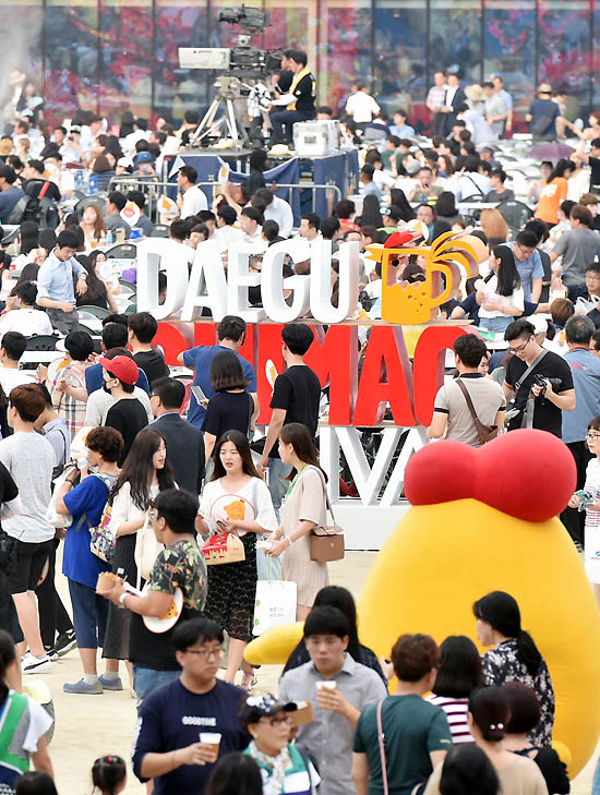 전국 최대규모의 치킨 축제인 2018대구치맥페스티벌이 18일 대구에서 열렸다. 행사장을 찾은 시민들이 시원한 맥주와 다양한 치킨을 맛보며 축제를 즐기고 있다./ 대구=뉴시스