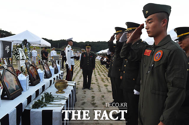 23일 오후 마린온 헬기사고로 순직한 해병대 장병 5명에 대한 합동안장식이 열린 가운데 해병대 장병이들이 경례를 하고 있다. /대전=뉴시스