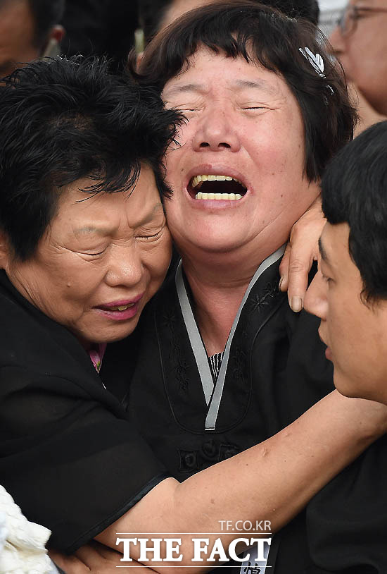 23일 오후 마린온 헬기 사고로 순직한 해병대 장병 5명에 대한 합동안장식이 열린 가운데 유가족이  슬픔에 잠겨 있다./대전=뉴시스