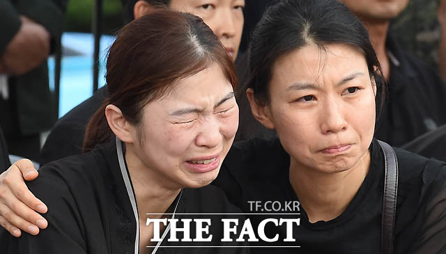 23일 오후 마린온 헬기사고로 순직한 해병대 장병 5명에 대한 합동안장식이 열린 가운데 유가족들이 슬픔에 잠겨 있다./대전=뉴시스