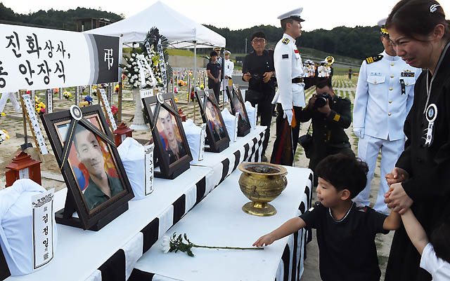 마린온 헬기사고로 순직한 해병대 장병 5명에 대한 합동안장식이 열린 가운데 유가족들이 헌화 및 분향을 하고 있다./ 대전=뉴시스