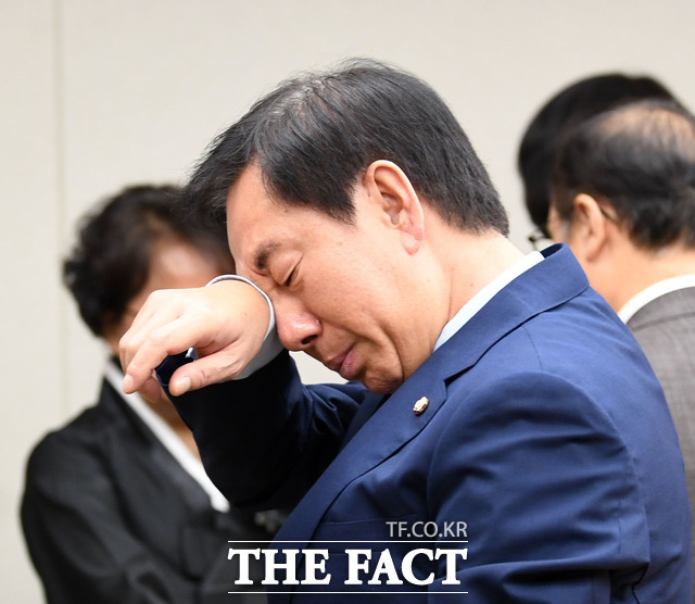 김 의원은 23일 SNS에서 노 의원에 대해 3박 5일 간의 짧은 방미기간동안 18개의 공식일정을 바쁘게 소화해내면서 그 어떤 내색도 없었다고 회상했다. 사진은 김 의원이 23일 오후 故 노회찬 의원의 빈소에서 조문을 마친 후 눈물을 흘리는 모습. /사진=뉴시스