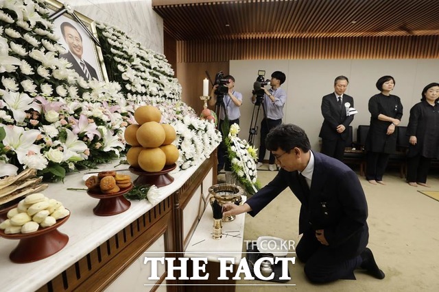 고 노회찬 정의당 원내대표는 생전 유시민 작가와 싸우면서도 정치적 길을 함께한 깊은 관계다. 사진은 23일 오후 서울 서대문구 신촌 세브란스 병원 장례식장에 마련된 노 의원의 빈소를 찾아 조문하는 유 작가. /사진=뉴시스