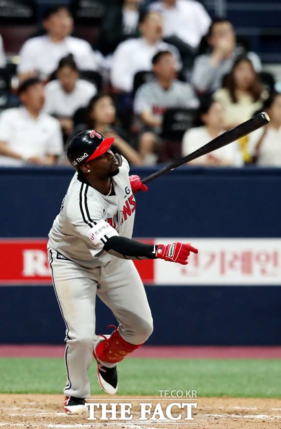 LG트윈스 가르시아가 허벅지 부상으로 1군에서 말소됐다. 사진은 지난달 18일 오후 서울 고척 스카이돔에서 열린 2018 KBO리그 LG 트윈스와 넥센 히어로즈의 경기, 8회초 2루타를 친 LG 가르시아. /사진=뉴시스